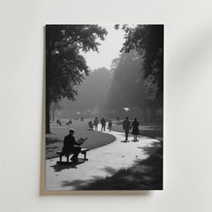 Poster Morning Stroll från Bozetto visar en svartvit scen med människor som promenerar, kopplar av och använder en laptop på en trädkantad stig under en disig himmel. Tryckt på premiumpapper med högkvalitativ finish.