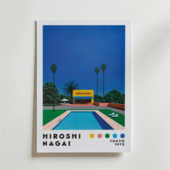 Hiroshi Nagai California Pool Poster från Bozetto föreställer ett modernt hus, palmer och en nattlig poolscen som för tankarna till 70-talet. "HIROSHI NAGAI", "SUMMER-CALIFORNIA" och "TOKYO 1973" visas ovanför färgglada prickar.