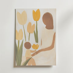 Bozetto Gardenia Grace Poster har en minimalistisk design av en kvinna och ett barn bland gula och beige tulpaner, avbildade med mjuka, abstrakta former på vitt premiumpapper - en elegant och stilfull affisch för alla utrymmen.