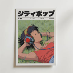 Tokyo Breeze Poster från Bozetto visar en livfull scen av en kvinna med kort mörkt hår i ett rött linne, som slappnar av i gräset med stora hörlurar. Djärv svart japansk text kröner denna iögonfallande dekorativa bit.