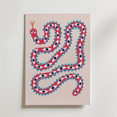 Playful Snake Art Poster från Bozetto föreställer en röd orm i popkonststil med blå och svarta ögon, blå triangulära piggar och en ljusrosa bakgrund - perfekt som grafisk konst eller en effektfull poster.