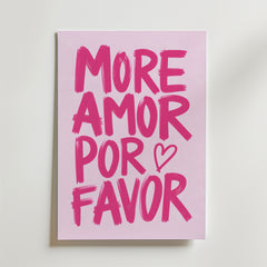 More Amor Por Favor Poster by Bozetto har en djärv, handmålad rosa text och en hjärtsymbol, vilket gör den perfekt som kärlek inredning för att ge värme och stil till ditt rum.