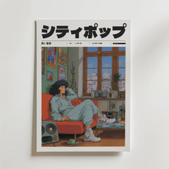 Ett tidningsomslag visar en kvinna med lockigt hår som kopplar av i en orange soffa i ett mysigt, växtfyllt rum. Bozettos Vinyl Light Poster lägger till japansk popkonststil tillsammans med vinylskivor, med vardagens poesi och musik vid fönstret.