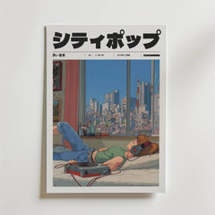 Bozetto Tokyo Loop Poster har en illustration av en ungdom som ligger på en säng med hörlurar, musik som spelas, en stadsbild som syns genom fönstret och fet japansk text högst upp för en snygg look.