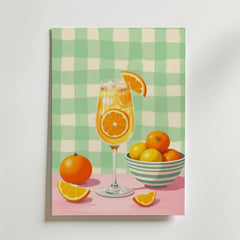 Bozetto Orange Citrus Cocktail Poster visar en citrusdrink med apelsinskivor, en hel apelsin, citronklyftor och frukt på en rosa yta, tryckt på premiumpapper med en matt finish och en grönvitrutig bakgrund.