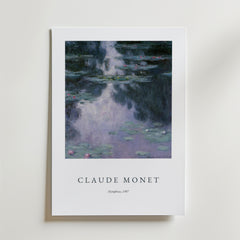Bozetto Claude Monet Nympheas Poster med Monets näckrosor och dammreflektioner från 1907, tryckt på premiumpapper. Konstnärens namn och konstverkets titel visas elegant under bilden på en vit bakgrund.