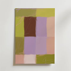 Bozetto Still Meadow Poster har ett rutnät med nio rutor i färgerna olivgrön, brun, lavendel och persika med mjuka kanter och fina klotterliknande linjer. Dess Japandi enkelhet ger lugn till ett harmoniskt hem när den monteras på en vit vägg.