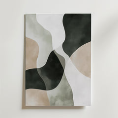 Postern Abstract Green Shapes No.3 Poster by Bozetto har organiska, överlappande former i svart, beige, olivgrönt och vitt på högkvalitativt papper, vilket skapar en modern, flytande komposition på en vit bakgrund.