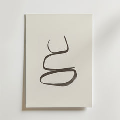 Postern Calm Balance Poster från Bozetto visar ett djärvt, abstrakt svart penseldrag som bildar två slingor på en vit canvas. Affischen är tryckt på premiumpapper och ger harmonisk inredning och elegans till alla utrymmen med sin minimalistiska design.