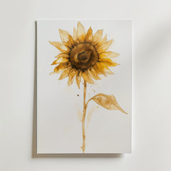 Postern Bozetto Watercolor Sunflower Floral Harmony har gula kronblad, en brun mitt, ett enda blad och en lätt, luftig stil på en vit bakgrund, perfekt för minimalistisk inredning.