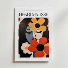 Bozetto "Floral Mask Matisse Poster" visar en stiliserad kvinna med djärvt svart hår, röda läppar, ett delvis blått ansikte och livfulla blommor - perfekt för fans av modernistisk konst och konstnärlig inredning.