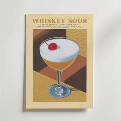 Whiskey Sour Cocktail Poster by Bozetto visar ett coupeglas med körsbärsgarnering, receptet ovan på en gul geometrisk bakgrund, allt tryckt på exklusivt premiumpapper med en lyxigt matt yta för en raffinerad finish.