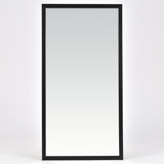 Spegel Karelia Svart Deluxe 40x80 cm från Bozetto har en enkel svart ram och står upprätt mot vit bakgrund. Perfekt som väggspegel, passar den stilrent i alla rum.