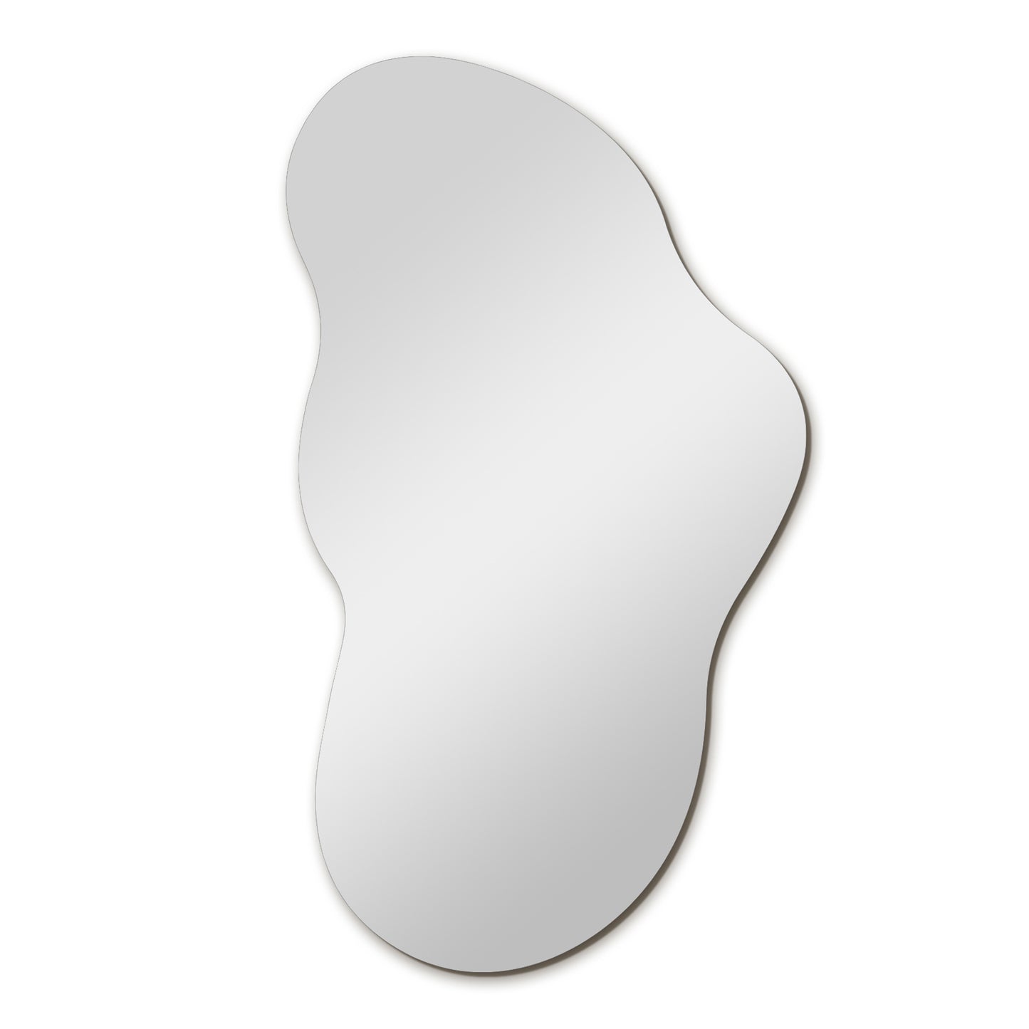 Bozetto Spegel Dimma 40x80 cm har släta, vågiga kanter och en oregelbunden form. Den ramlösa tavlan har en modern design, reflekterar en neutral vit bakgrund och ger en elegant touch till alla utrymmen.