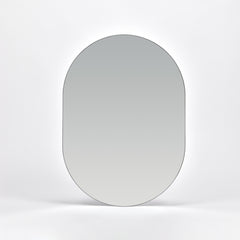 Bozetto Spegel Ark 50x70 cm, en stor ramlös väggspegel med en platt bas, är monterad på en vit vägg och reflekterar en mjuk neutral gradient.