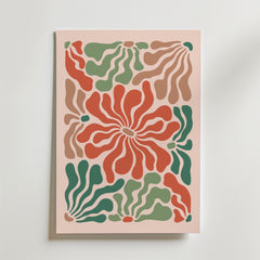 Bloom Spiral Poster av Bozetto har djärva, symmetriska vågiga former i en harmonisk palett av rött, grönt, beige och ljusbrunt som strålar ut som stiliserade blommor på ljusrosa för en dynamisk abstrakt look.