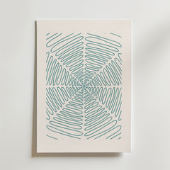 Teal Spiral Symmetry Poster från Bozetto har tealblå vågiga linjer som strålar ut från mitten och skapar en hypnotisk spiral. Denna petrolblå poster framhäver minimalistisk konst med en djärv, geometrisk och abstrakt design.