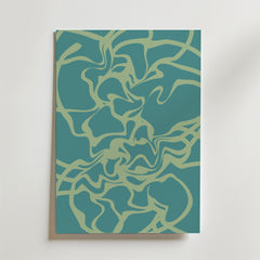 Bozetto Teal Organic Flow Poster har vågiga gröna linjer på en blågrön bakgrund som bildar ett organiskt, minimalistiskt mönster. Denna moderna väggkonst visas monterad på en ljus vägg.