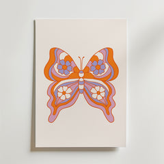 Orange Butterfly Symmetry Poster från Bozetto föreställer en retroinspirerad fjäril med orange, rosa och lila blommiga vingar på en vit bakgrund - ett perfekt och stilfullt tillägg till alla barnrum.