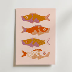 Bozetto Golden Swim Poster föreställer fyra stiliserade fiskar i orange, rosa och brunt på en mjuk rosa bakgrund. Designen är inspirerad av fiskmålning och visar upp dekorativa mönstrade fjäll och tecknade fiskdrag.