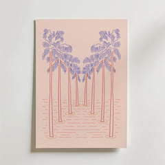 Bozetto Palm Dream Sunset Poster är en minimalistisk pastellprint med åtta stiliserade palmer i rosa och lila linjer, placerade i två rader ovanför vågiga linjer på en ljus persikobakgrund, som ger semesterkänsla till ditt rum.