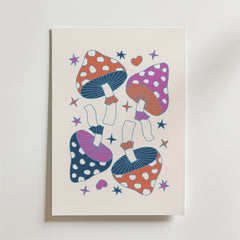 Bozetto Purple Mushroom Harmony Poster föreställer fyra nyckfulla svampar i rött, lila och blått med vita prickar, omgivna av hjärtan och stjärnor på en ljus bakgrund för en levande och lekfull look.