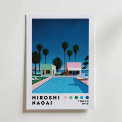 Bozetto Hiroshi Nagai Palm Springs Pool Poster visar en pulserande poolscen från mitten av århundradet med palmer och pastellfärgade bungalows under en djupblå himmel. "Hiroshi Nagai, Tokyo 1973" och fem färgprover visas längst ner - en blinkning till sommarens avkoppling.