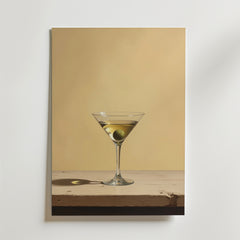 Bozetto Classic Simple Martini Poster visar ett martiniglas med en grön oliv på rustikt trä mot en beige bakgrund. Affischen är tryckt på premiumpapper och har skarpa skuggor för en raffinerad och elegant touch.