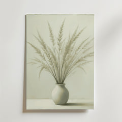 Bozetto Neutral Pampas Grass In Ceramic Vase Poster har en minimalistisk målning av högt, neutralt pampasgräs i en rund, vit vas. Mjuka toner och en ljus bakgrund skapar en lugn och rofylld atmosfär som passar perfekt i alla rum.