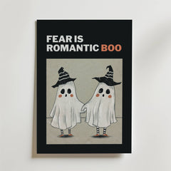 Bozetto "Haunted Love Poster" föreställer romantiska spöken i häxhattar som håller varandra i handen, med "FEAR IS ROMANTIC BOO" ovanför (BOO i orange), på en ljusgrå bakgrund med svart kant - perfekt för kuslig Halloween-dekor.