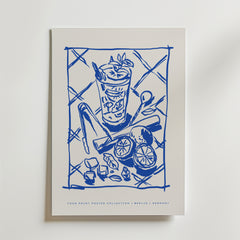 Berlin Brunch Poster av Bozetto har en blå linjeteckning av en cocktail med is, mynta och citrus, omgiven av limehalvor, en muddler och sockerbitar; texten lyder Food Print Poster Collection | Berlin | Germany.