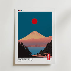 Bozetto Mount Fuji Japan Poster föreställer en soluppgång över berget Fuji med en röd sol, djupblå himmel, träd i förgrunden och japansk text nere till höger. På den nedre etiketten står det "Mount Fuji, Japan". Detta naturmotiv framkallar inre lugn.