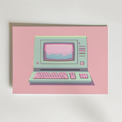 Pixel Dreams Poster by Bozetto har en pastellig digital illustration av en grönaktig vintage dator med rosa accenter på en rosa bakgrund - perfekt för fans av 80-talets retroestetik och färgstarka väggkonst.
