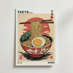 Bozetto Retro Ramen Bowl Poster föreställer en stiliserad skål med nudlar, ägg, tång och ätpinnar framför en röd sol, med texten TOKYO JAPAN på japanska - perfekt för ramenälskare och älskare av japansk matkultur.