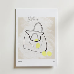 Everyday Ritual Poster by Bozetto visar en minimalistisk linjeteckning av en öppen tygväska med gula ovaler och handskriven text: "find joy in the simple things-celebrating vardagens ritualer och hemmets estetik.