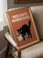 Mer Kaffe Mindre Kaos Poster – i rum 3