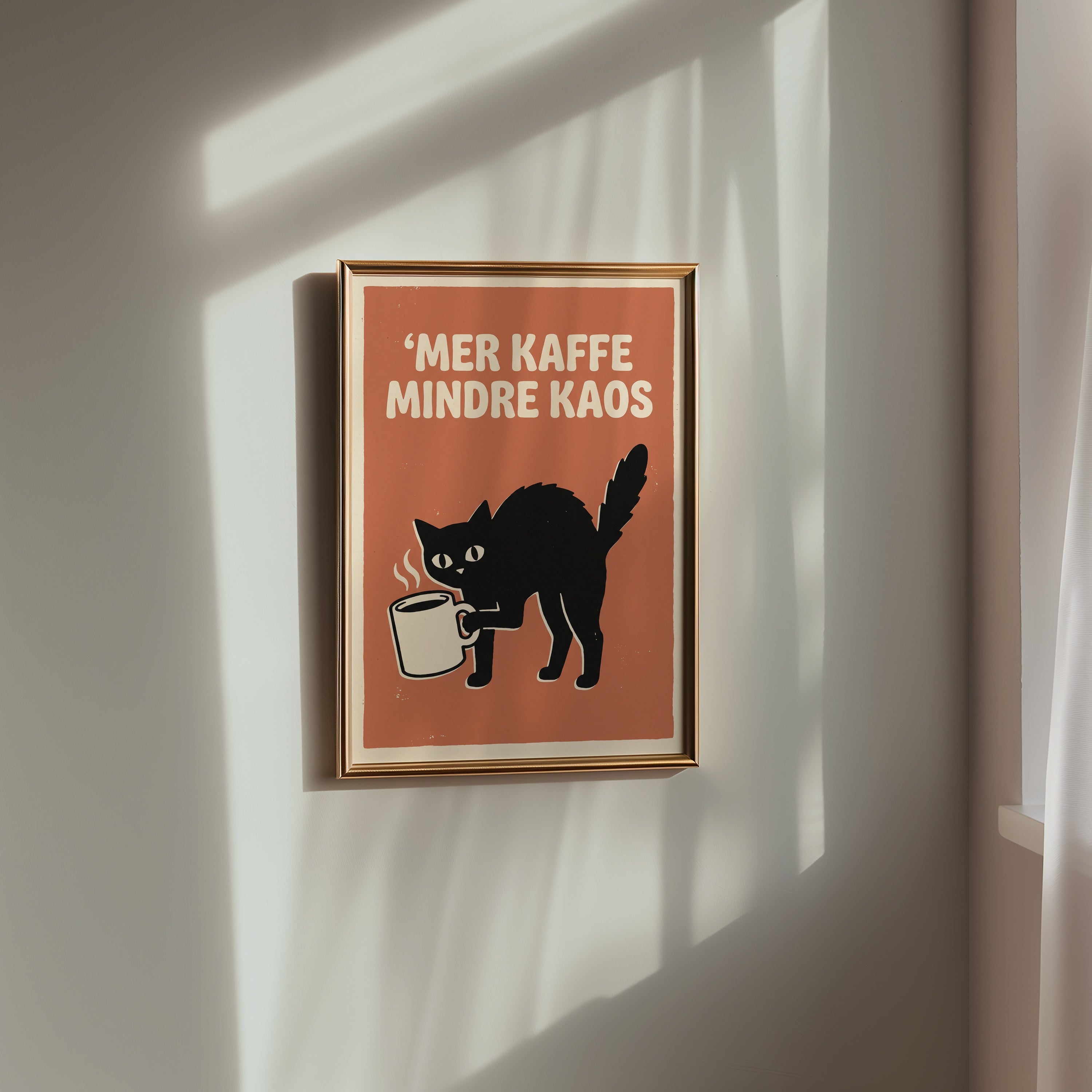 Mer Kaffe Mindre Kaos Poster – i rum 4