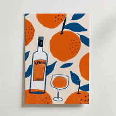 Aperol Spritz Poster by Bozetto: Med en flaska Aperol, ett glas apelsindryck och apelsiner med blå blad på en ljus bakgrund - perfekt för dig som älskar den klassiska cocktailen.