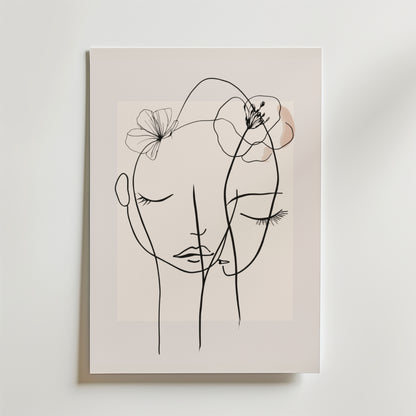 Bozetto Floral Line Faces Poster har minimalistisk svart linjekonst av två ansikten med slutna ögon och delikata blomsterskisser på en ljus beige matt yta, vilket skapar en lugn och intim atmosfär.