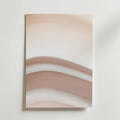 Abstract White Poster från Bozetto har mjuka vågiga band i beige, blush och vitt i en lugnande gradient. Tryckt på premiumpapper med en lyxigt matt yta står den sig vackert mot en enfärgad vit bakgrund.