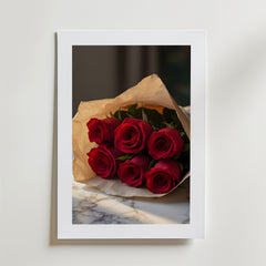 Bozetto Romantic Red Roses Poster, tryckt på premiumpapper med en matt finish, är inramad och visar en bukett i brunt papper på marmor mot en enkel, ljus vägg.