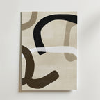 Interwoven Curves Poster by Bozetto har tjocka svarta, bruna och beige kurvor med en vit vågig linje på ljus beige. Tryckt på premiumpapper med en lyxigt matt yta för en modern konstnärlig touch.