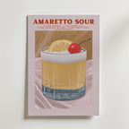 Bozetto Amaretto Sour Cocktail Poster är tryckt på premiumpapper med en lyxig matt finish och föreställer ett glas garnerat med citron och körsbär. Receptet visas i rött ovan på en ljusrosa bakgrund.