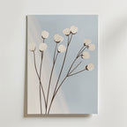 Bozetto Gardenia Grace Poster har delikata vita bomullsblommor på bruna stjälkar mot en mjuk blå och vit gradient, tryckt på premiumpapper och perfekt för minimalistisk inredning.