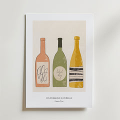 Choose The Wine Drink Poster" från Bozetto föreställer tre pastellfärgade vinflaskor på en ljus bakgrund, tryckt på FSC-certifierat premiumpapper med en lyxigt matt yta. Text: "VIN D'ORIGINE NATURELLE - Ekologiskt Vin -".