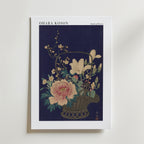 Bozetto "Basket of Flowers Ohara Koson Poster" föreställer ett blommigt stilleben med blommande pioner i en korg på en mörkblå bakgrund, "Basket of Flowers" uppe till höger och OHARA KOSON upptill.