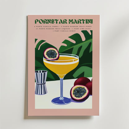 Bozetto Pornstar Martini Drink Poster visar en livlig cocktail med halverad passionsfrukt, hela frukter, en metalljigger och receptet - perfekt för att sätta en färgstark touch på din inredning.