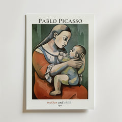 Affischen Picasso Loving Mother från Bozetto föreställer "Mother and Child" (1921) med en kvinna i röd klänning som vaggar en bebis mot en grön och grå bakgrund.