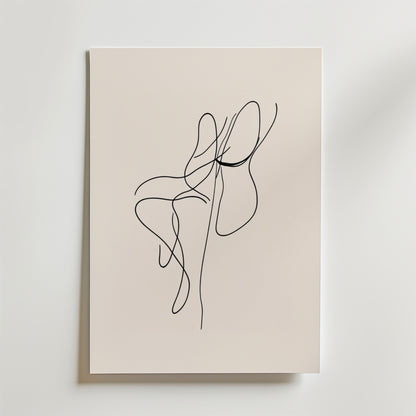 Bozetto Dancing Lines Poster föreställer svarta, abstrakta linjer på en ljus neutral bakgrund, tryckt på premiumpapper och uppsatt på en vit vägg.