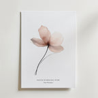 Fleur D'origine Pure Poster är ett minimalistiskt konsttryck från Bozetto med en delikat rosa blomma i akvarellstil och eleganta stjälkar. Nedanför adderar stilren text charm - ett elegant tillägg till alla utrymmen.